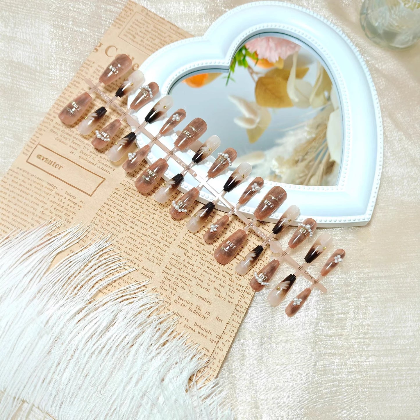 Kunstnagel Set mit Elegantem Farbverlauf und Perlverzierten Akzenten Brehn