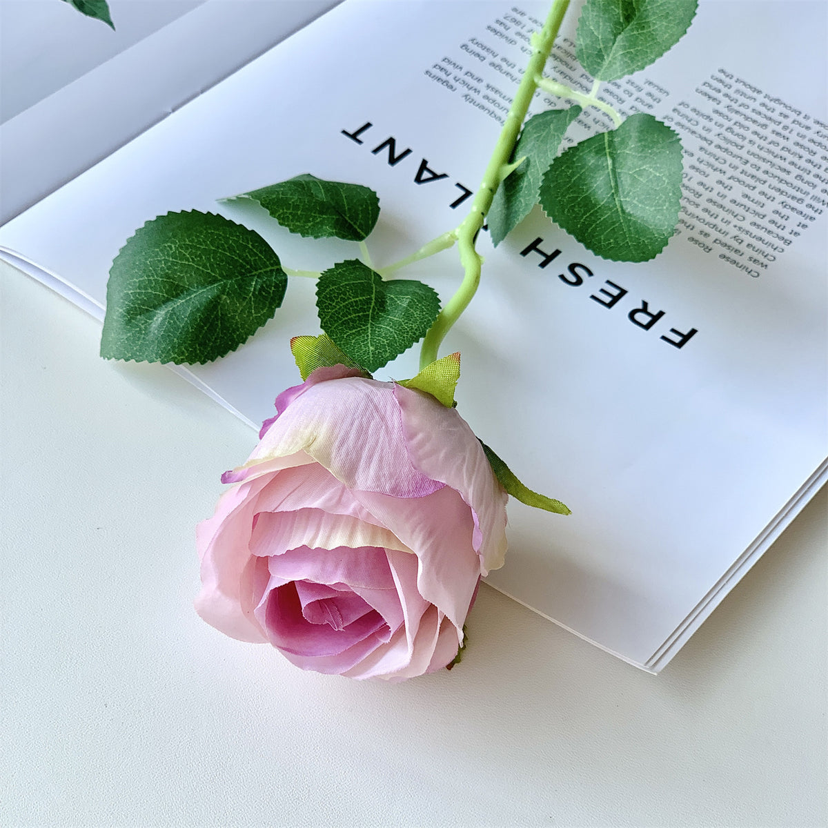 Realistische künstliche Rosenstängel