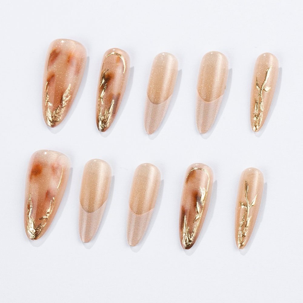 Elegante Stiletto Press-On Nagelset mit goldenen Akzenten Brehn