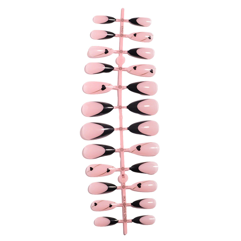 Elegantes Herz-akzentuierendes Press-On-Nagelset Brehn