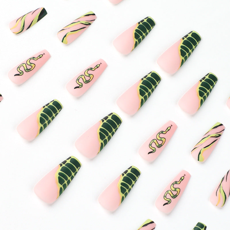 Kunstvolle Nagelverlängerungen mit Serpentinen-Design Brehn