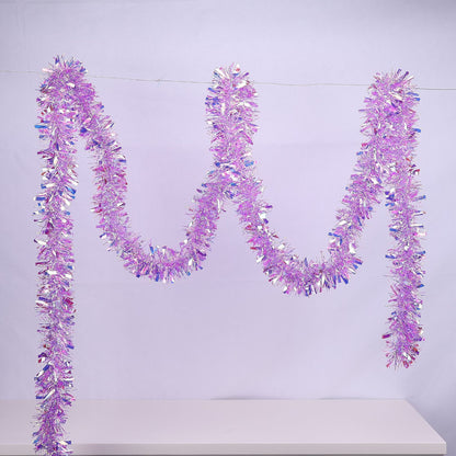 Glitzernde Weihnachtsgirlande mit Schneeflockenmotiven