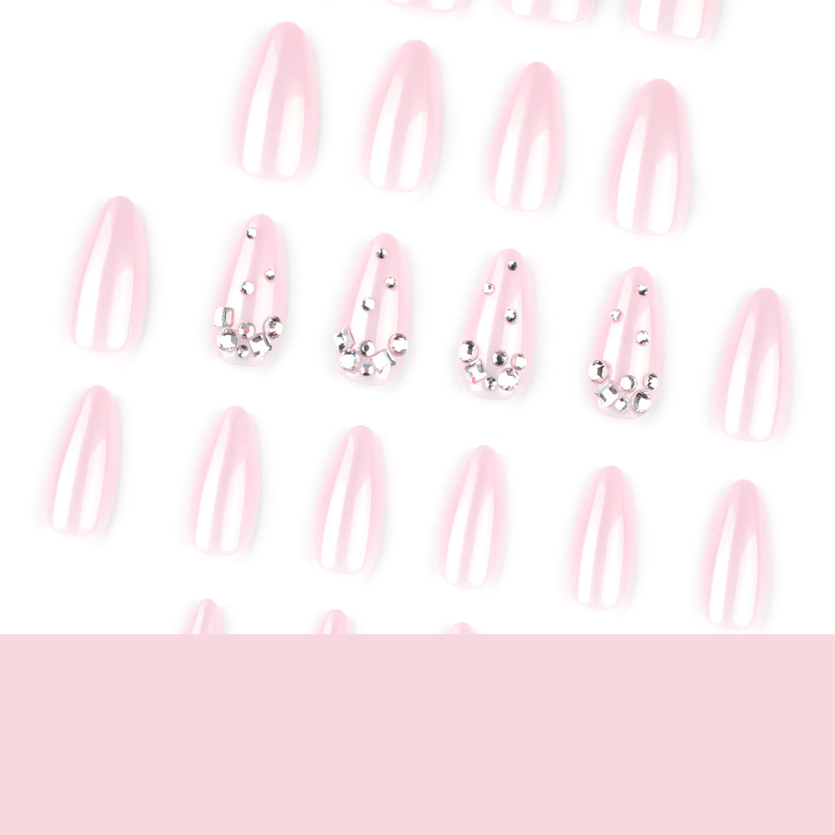 Kunstvolle Nailart mit zarten Glitzerakzenten und elegantem French-Tip Brehn