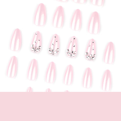 Kunstvolle Nailart mit zarten Glitzerakzenten und elegantem French-Tip Brehn