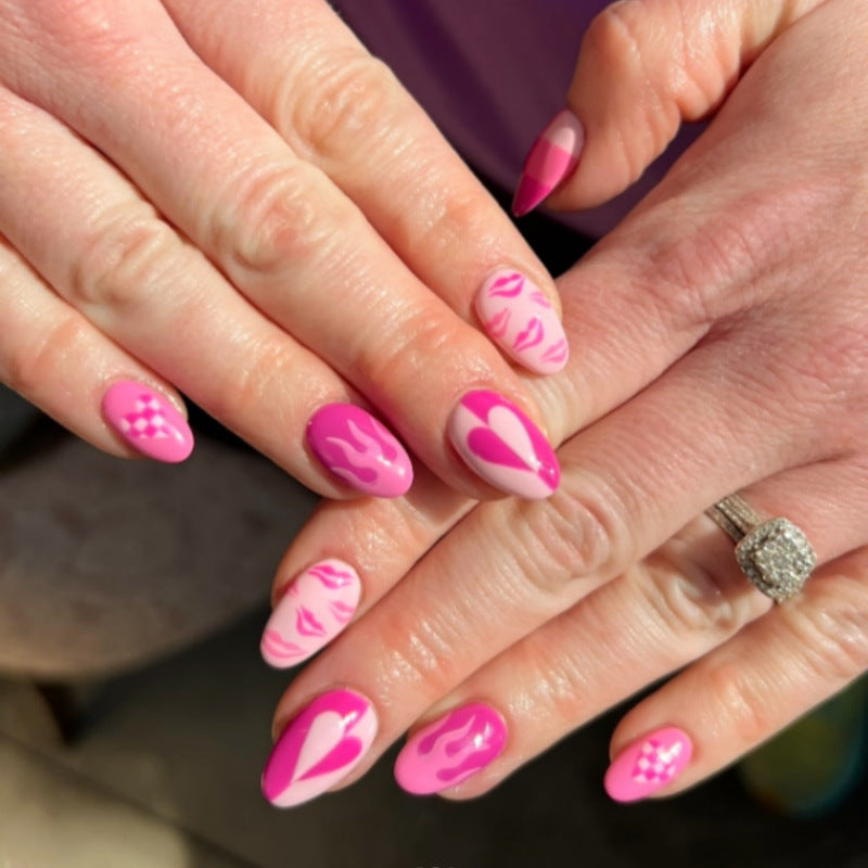 Künstlerisches Press-On Nagelset mit Herz- und Flammenmotiv Brehn