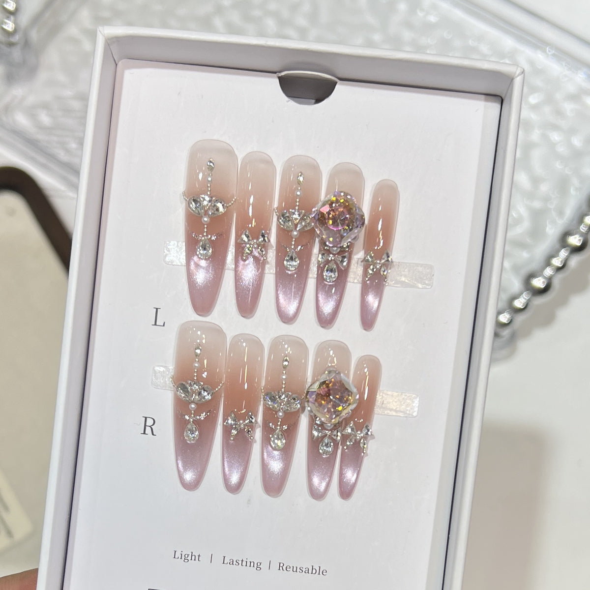 Dekorative, mit Strass veredelte Stiletto Press-On Nägel Brehn