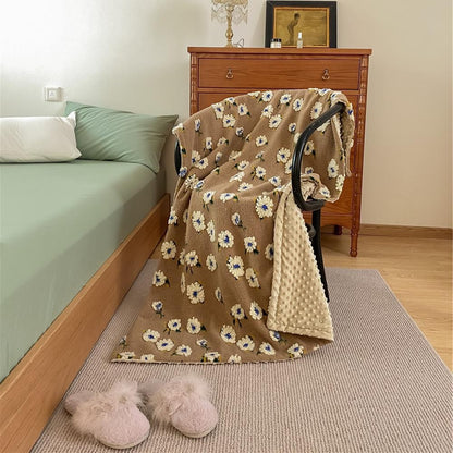 Kuscheldecke mit floraler Bouclé-Oberfläche und Minky-Wendefleece