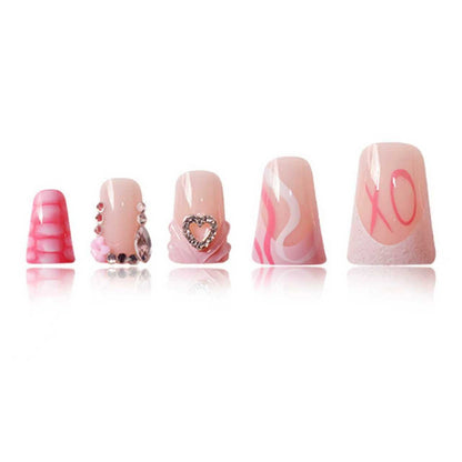 Dekoratives Press-On-Nageldesign mit Herz- und Edelsteinakzenten Brehn