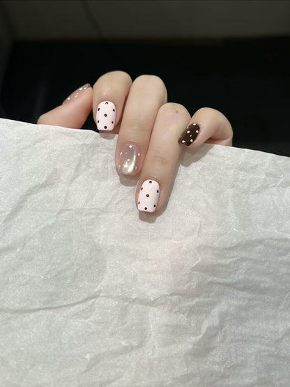 Kreatives gepunktetes Press-On Nagelkunstset