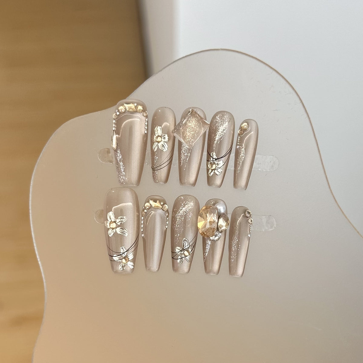 Florales Nagelkunst Press-On Set mit luxuriösen Akzenten