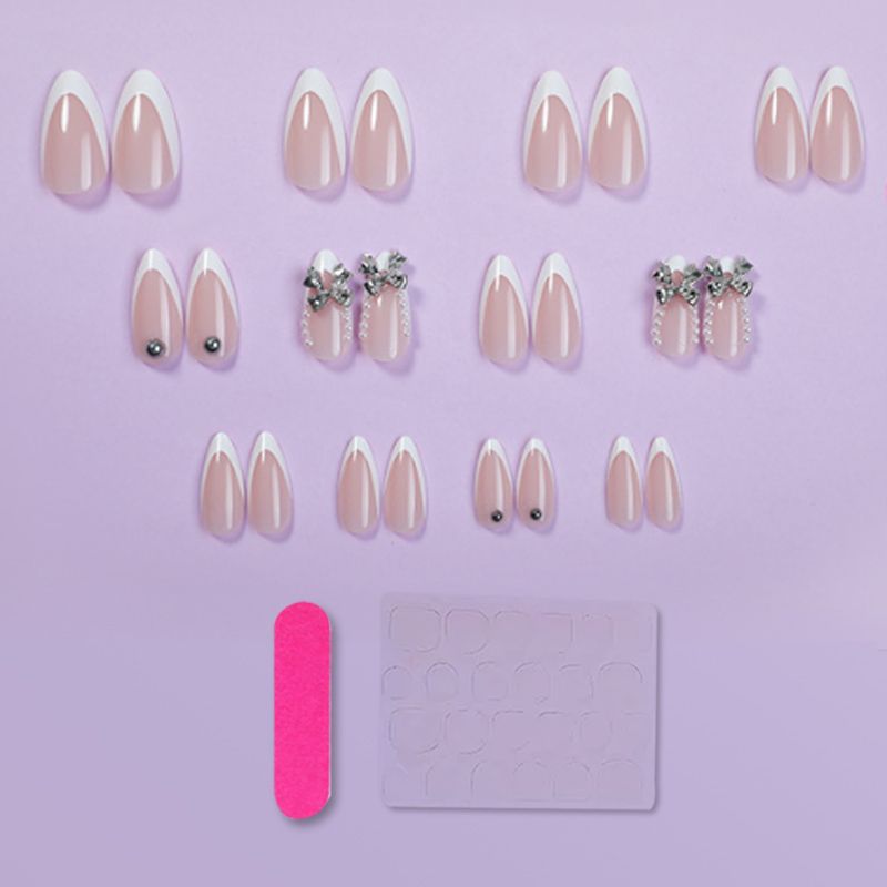 Kunstnagelset mit eleganten French-Spitzen und Dekorationsakzenten Brehn