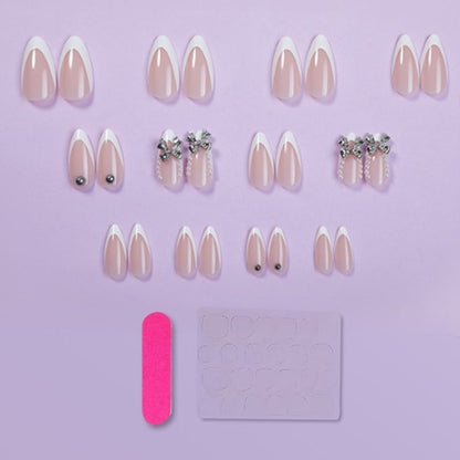 Kunstnagelset mit eleganten French-Spitzen und Dekorationsakzenten Brehn