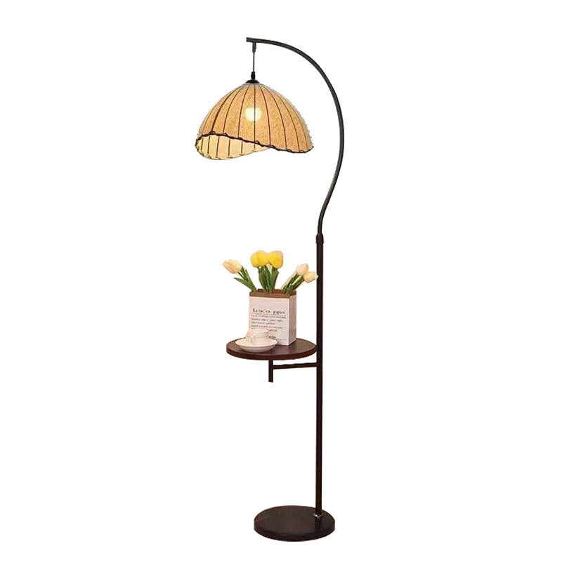 Stylische Bogen-Stehlampe mit integriertem Beistelltisch
