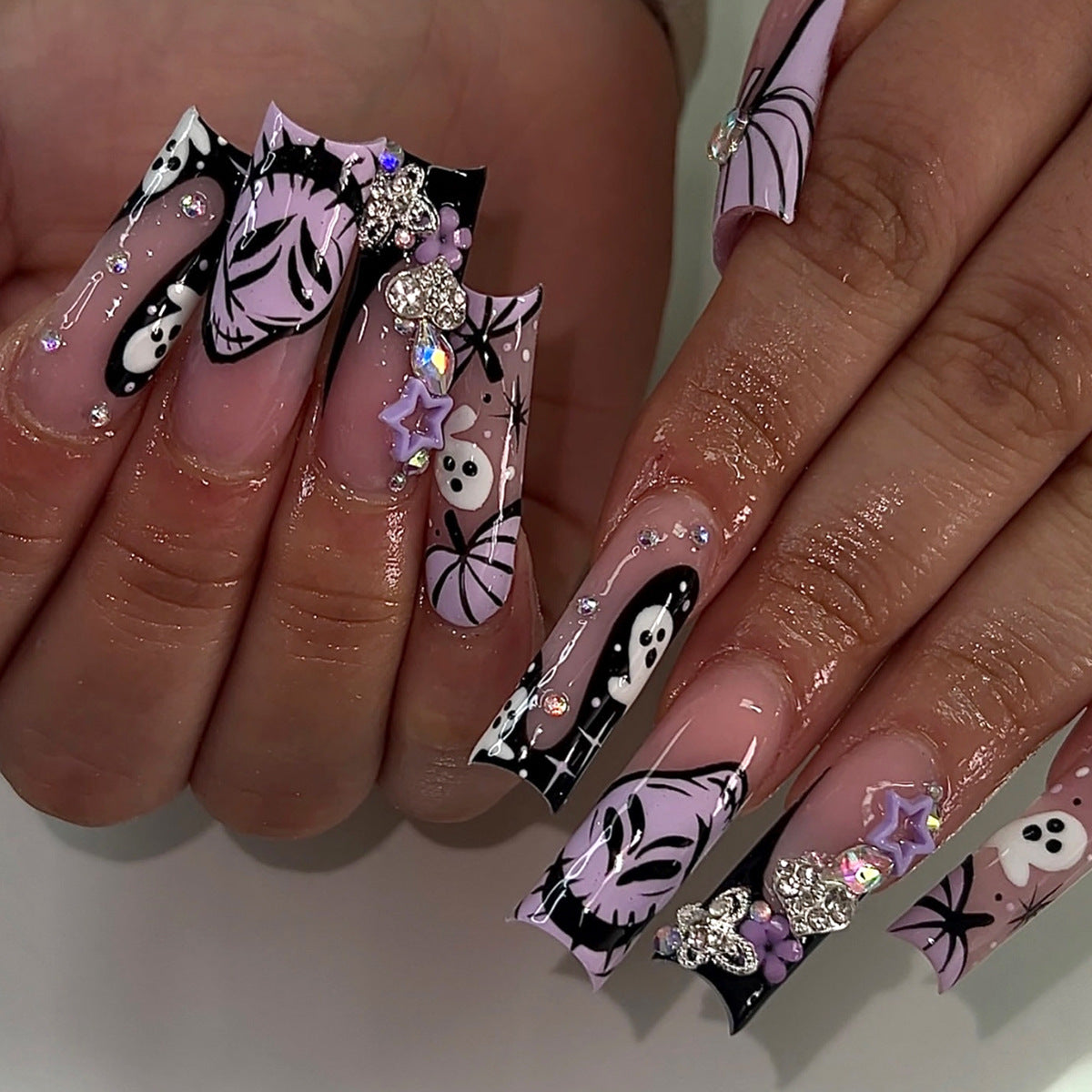 Kunstfingernägel mit Kreativem Halloween-Motiv und Glitzerakzenten Brehn