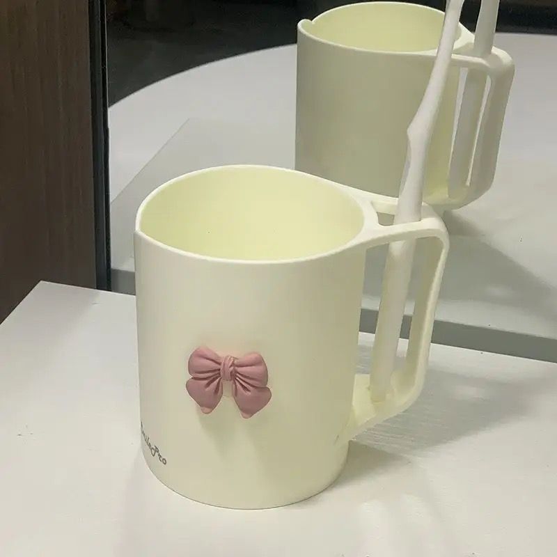 Keramiktasse mit Elegantem Schleifenmotiv Brehn