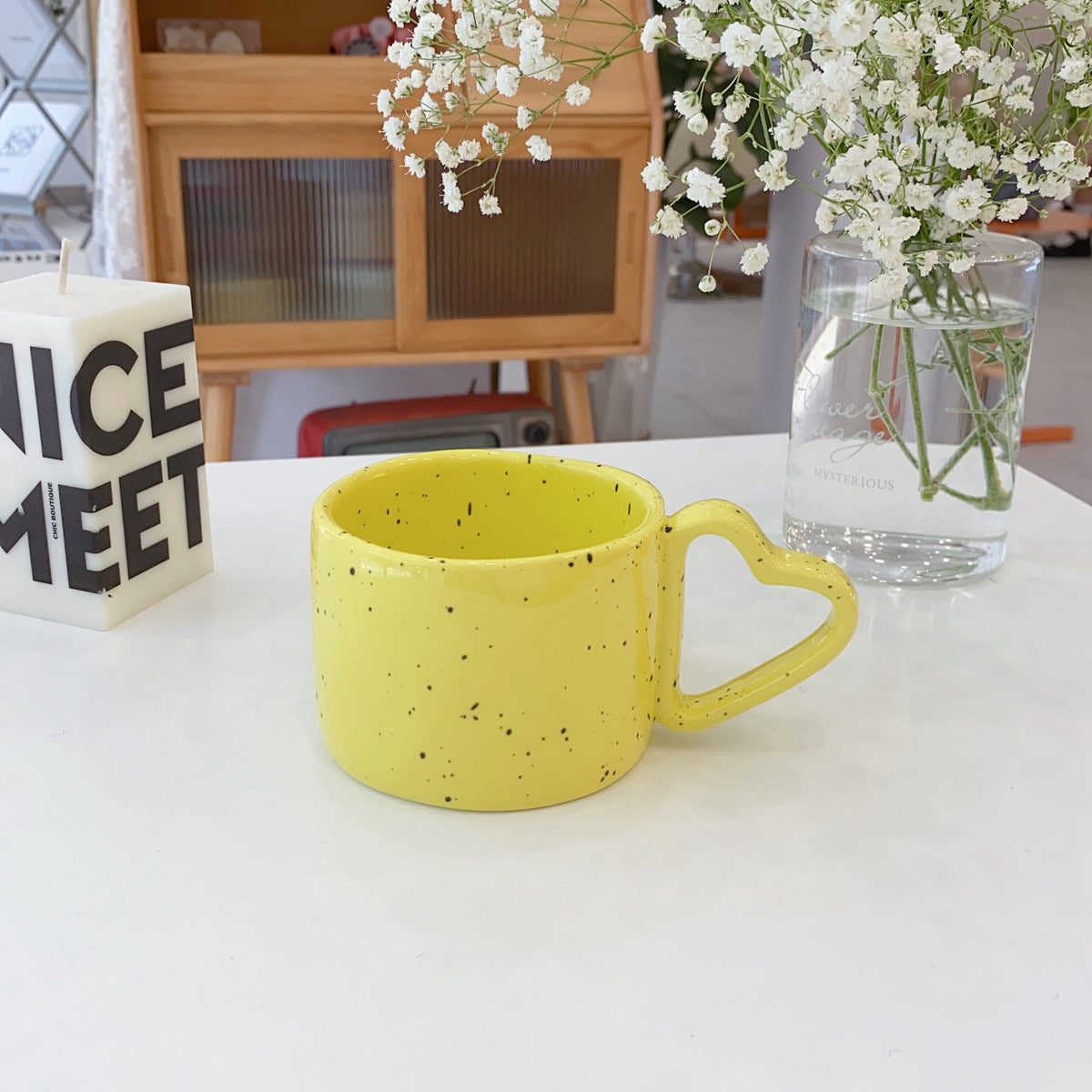 Keramik-Tasse mit herzförmigem Henkel und Sprenkel-Design