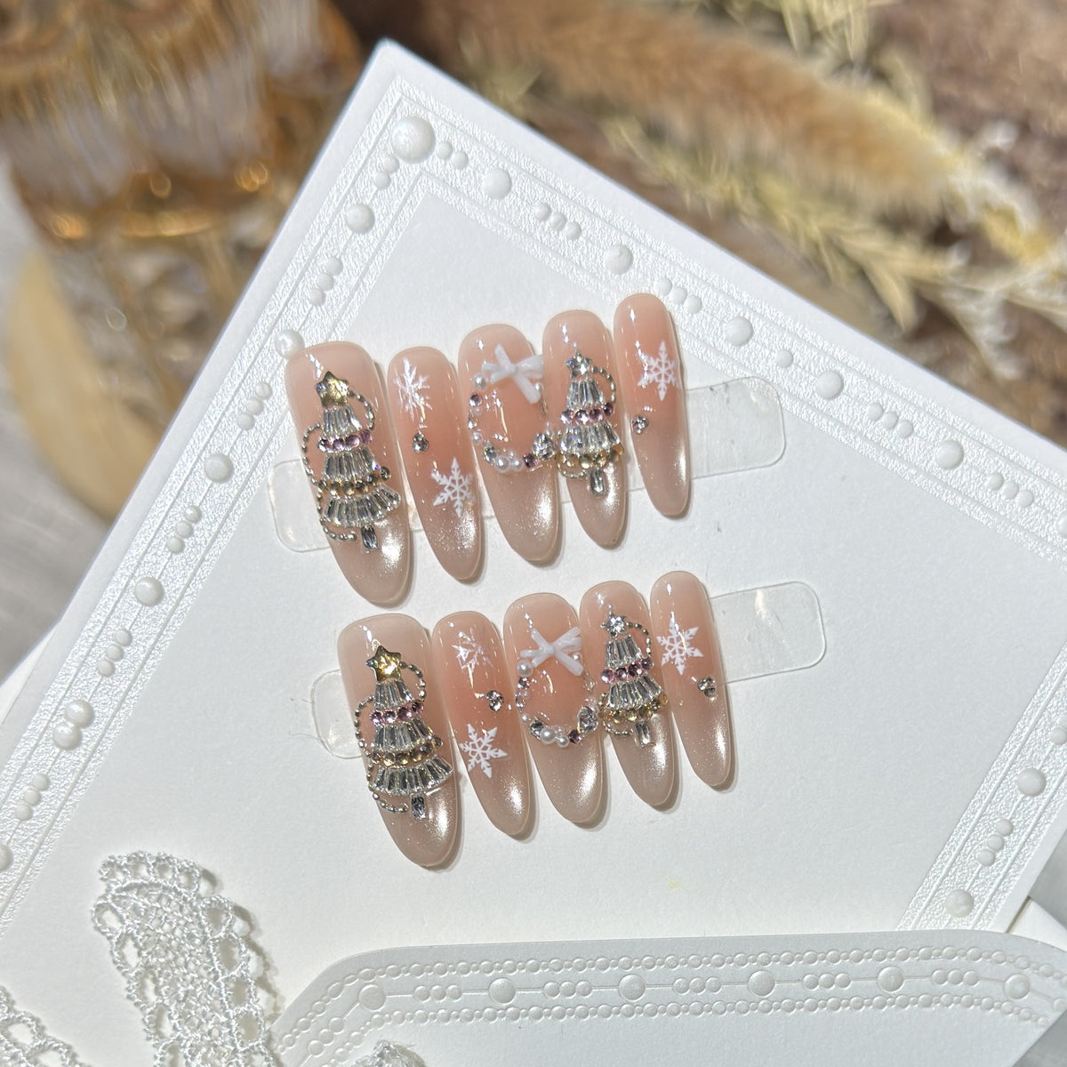 Dekoratives Stiletto Press-On Nagelkunst-Set mit Schneeflocken- und Edelsteinakzenten Brehn