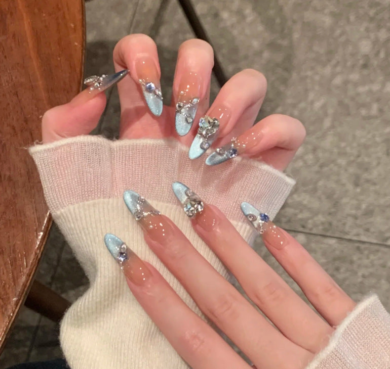 Künstlerisches Press-On-Nageldesign-Set mit floralen und Edelstein-Akzenten Brehn