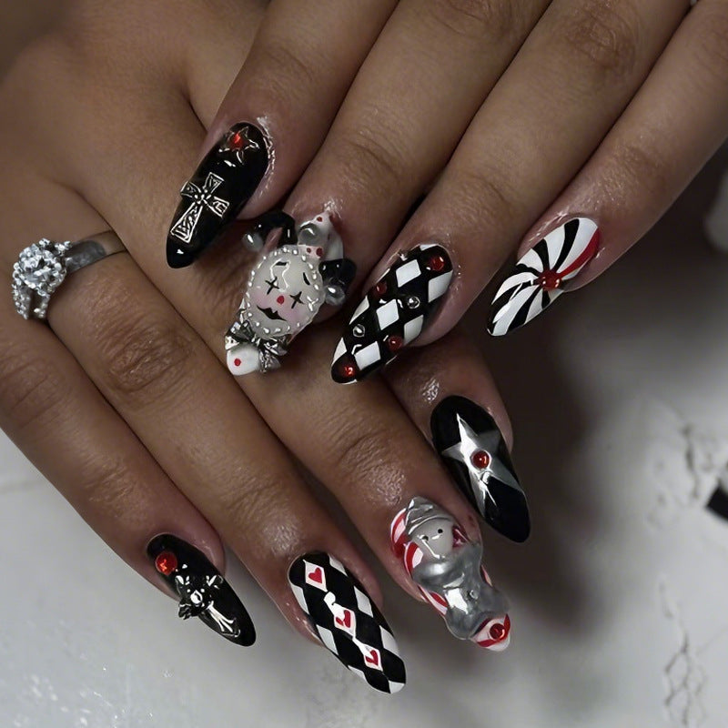 Kunstnagelset mit kreativen Halloween-Motiven und eleganten Akzenten Brehn