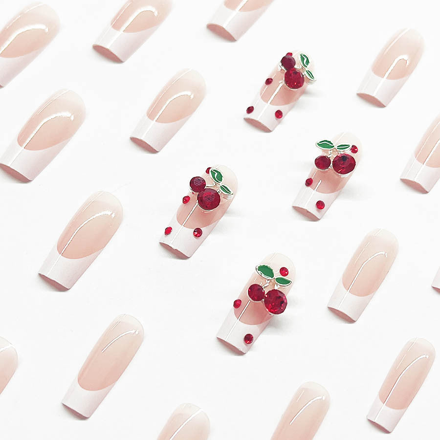 Kunstnagelset mit chicen Kirschmotiven und eleganter French-Spitze Brehn
