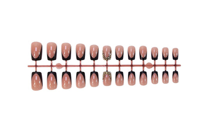 Kunstnagelset mit elegantem französischem Design und glamourösen Akzenten Brehn