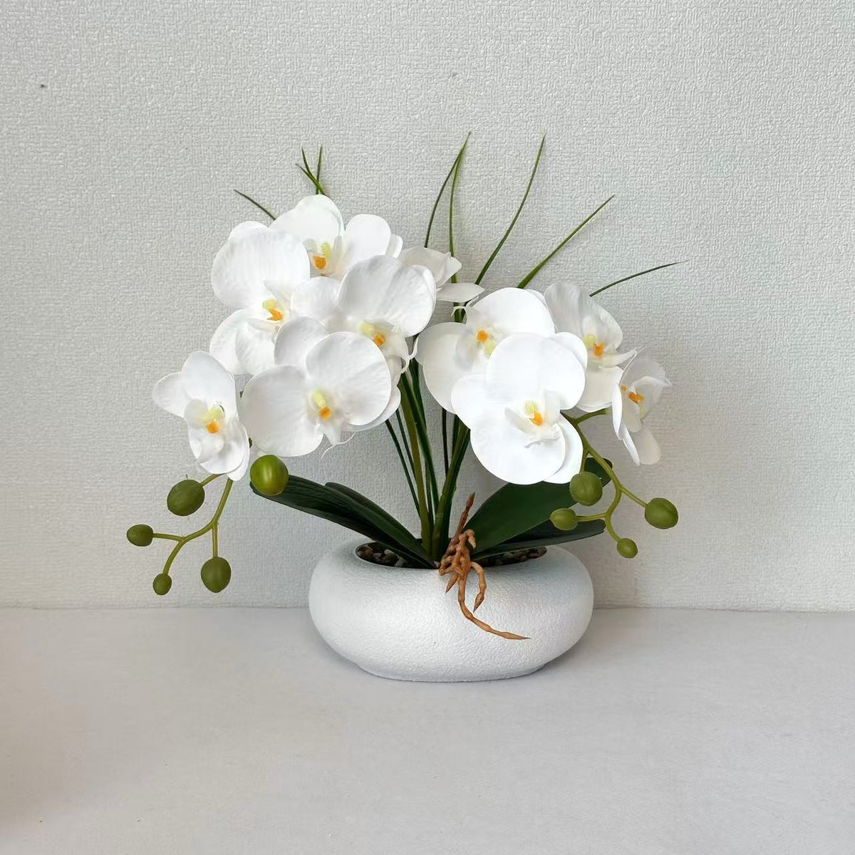 Lebensechte Orchideenblumenstrauß-Anordnung