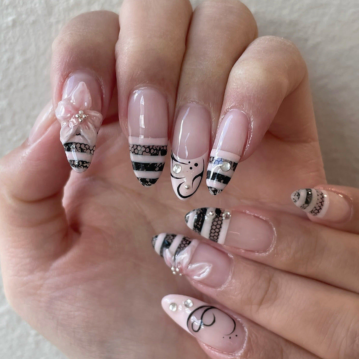 Kunstvolle Nagelverlängerungen mit Eleganten 3D Verzierungen Brehn
