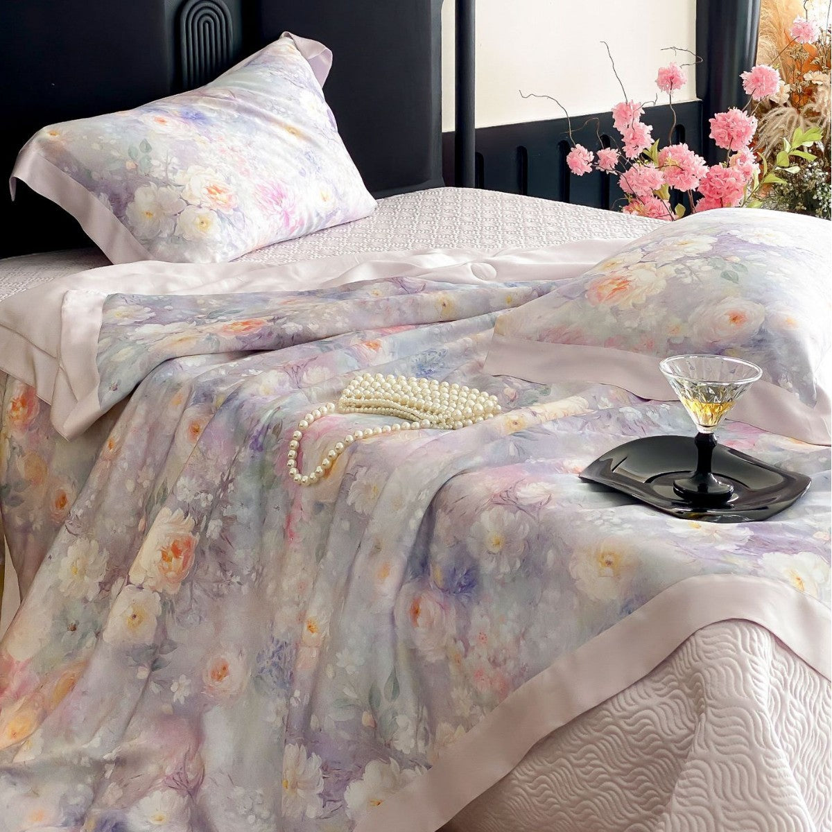 Luxuriöses Satin-Bettwäsche-Set mit Aquarellblumenprint und Satinbordüre