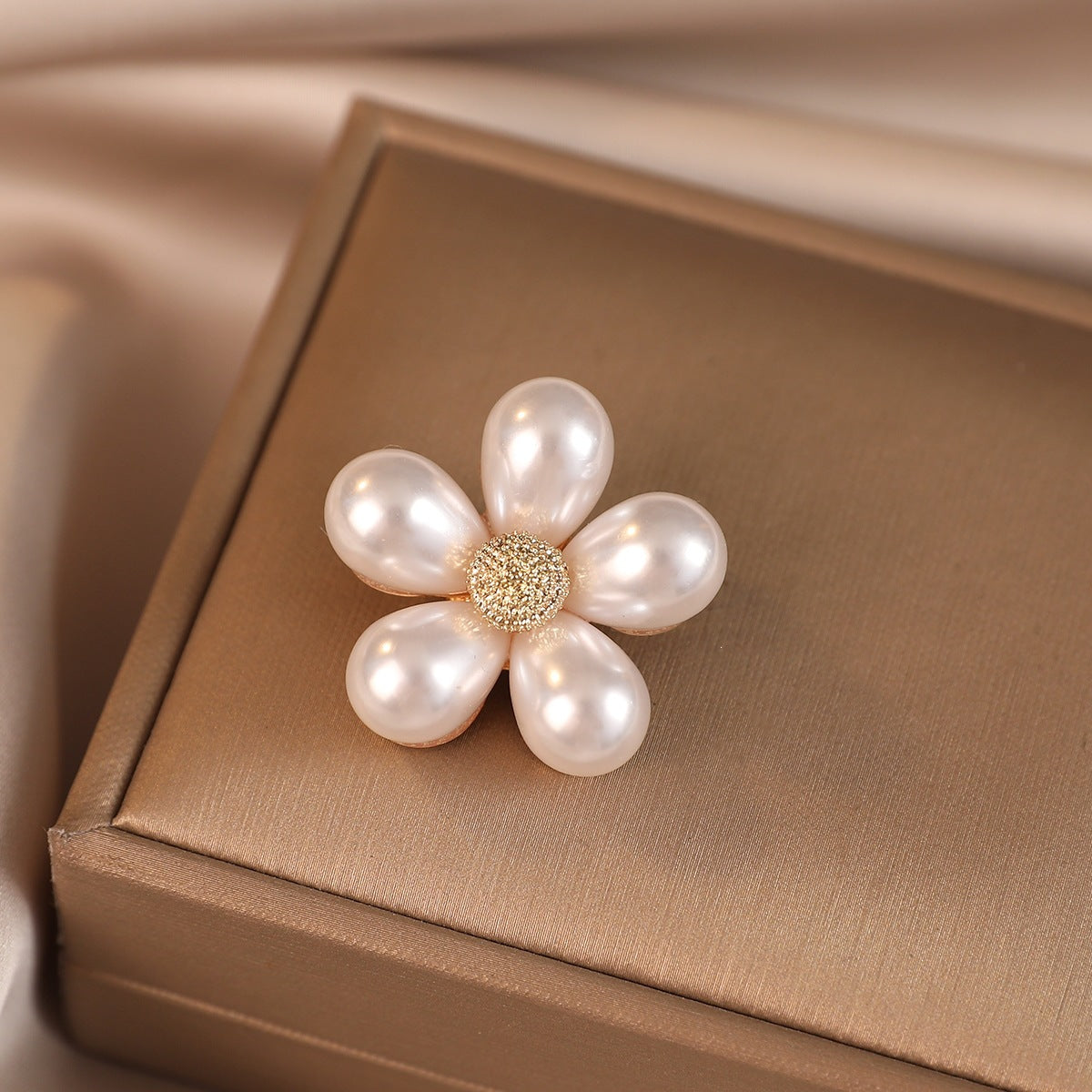 Elegante Blütenbrosche mit Perlenakzenten Brehn