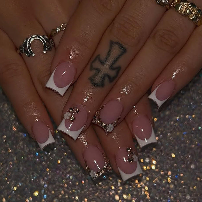 Kunstnagelset mit luxuriösen 3D-Verzierungen und eleganten French-Spitzen Brehn
