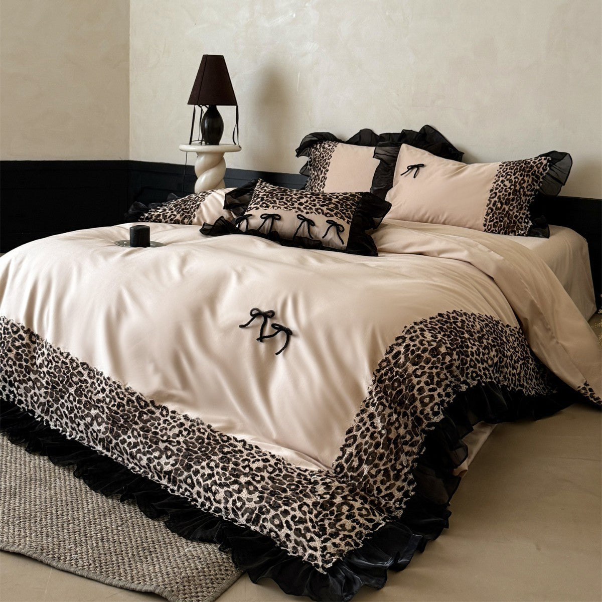 Satin-Feeling Leoparden Spitze Trim Rüschende Bettdeckenbezug Set mit Dekorativem Schleifen Kopfkissenbezügen