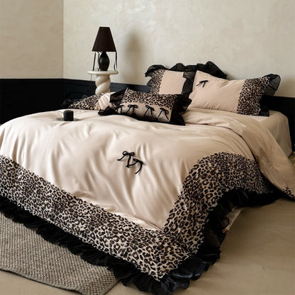 Satin-Feeling Leoparden Spitze Trim Rüschende Bettdeckenbezug Set mit Dekorativem Schleifen Kopfkissenbezügen