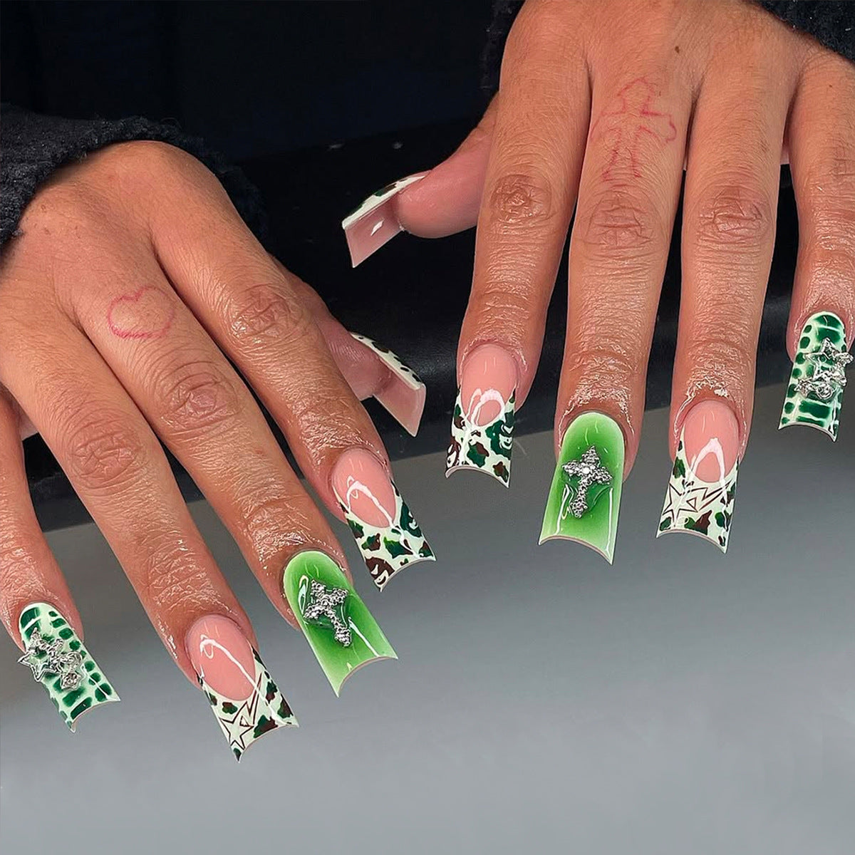 Künstliche Nägel mit Auffälligem Design Brehn