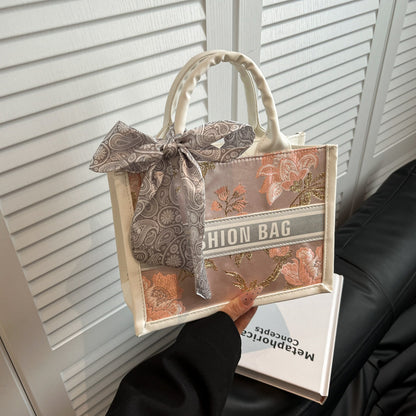Strukturierte Handtasche mit modischem Band