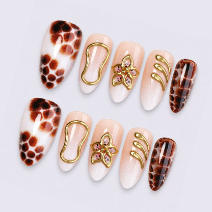 Exquisites Kunstnagelset mit Glamourösen Akzenten Brehn