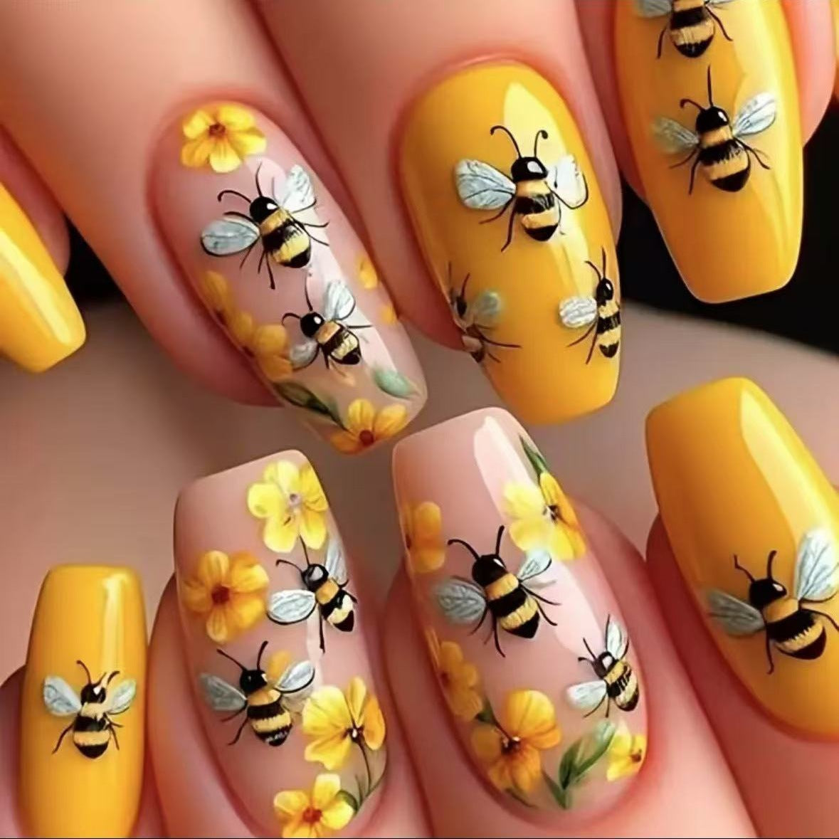 Kunstnagelset mit kreativen Bienen- und Blumendesigns Brehn