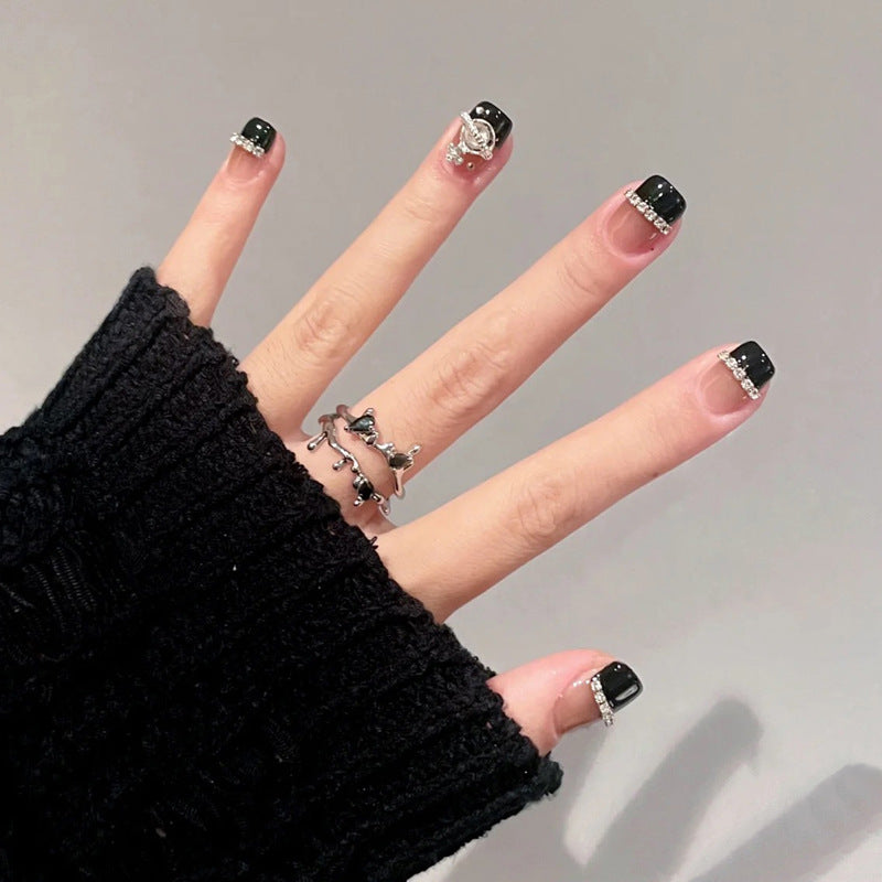 Dekorative Press-On Nagelkunst mit eleganten schwarzen Spitzen Brehn