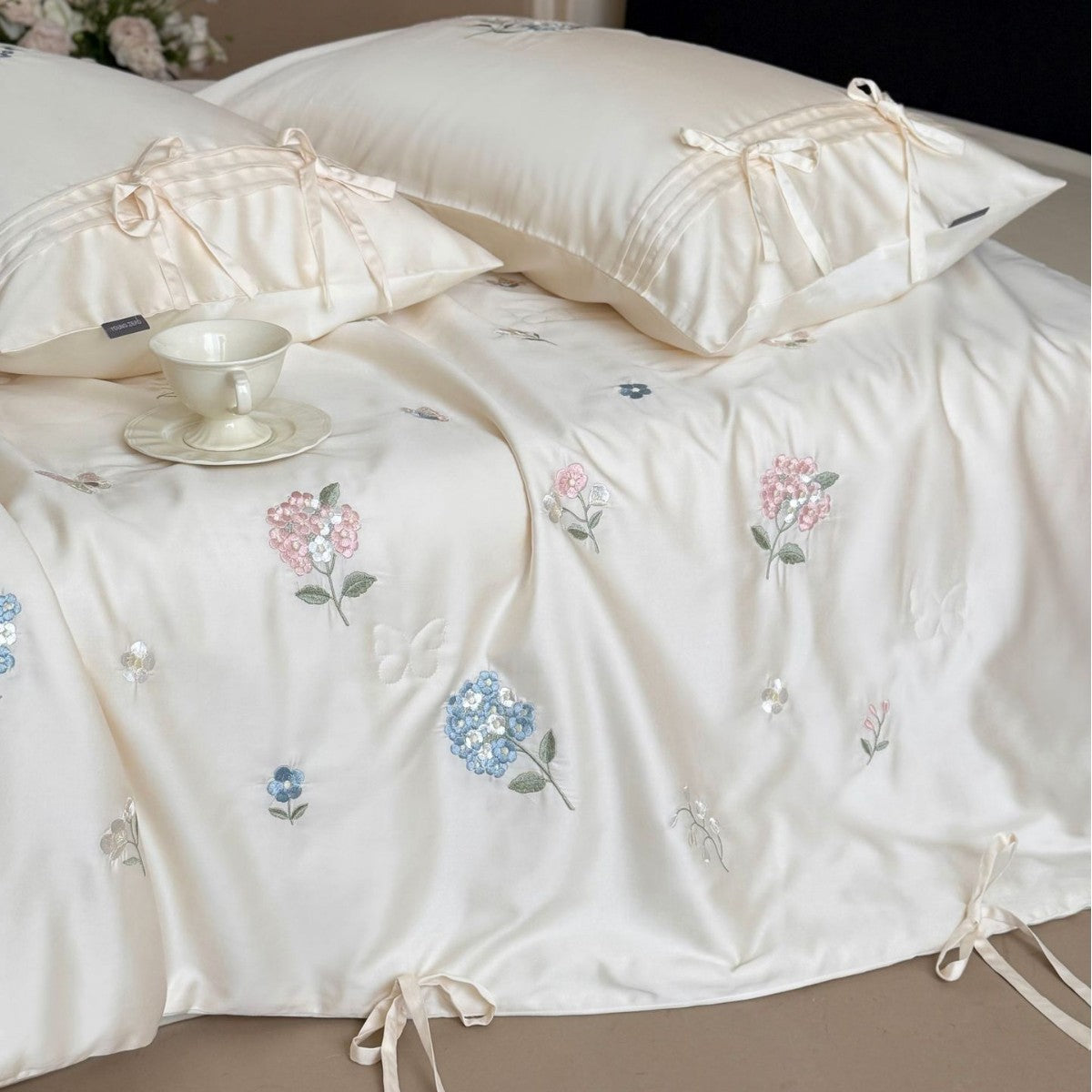 Gestepptes Bettüberwurf-Set mit fein besticktem Blumenrelief und Bandbefestigung Brehn