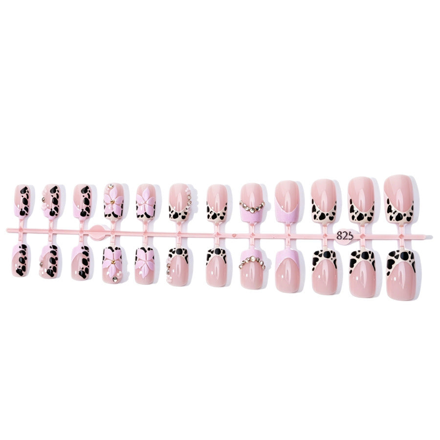 Kunstnagelset mit eleganten Blumen- und Spitzendesigns Brehn