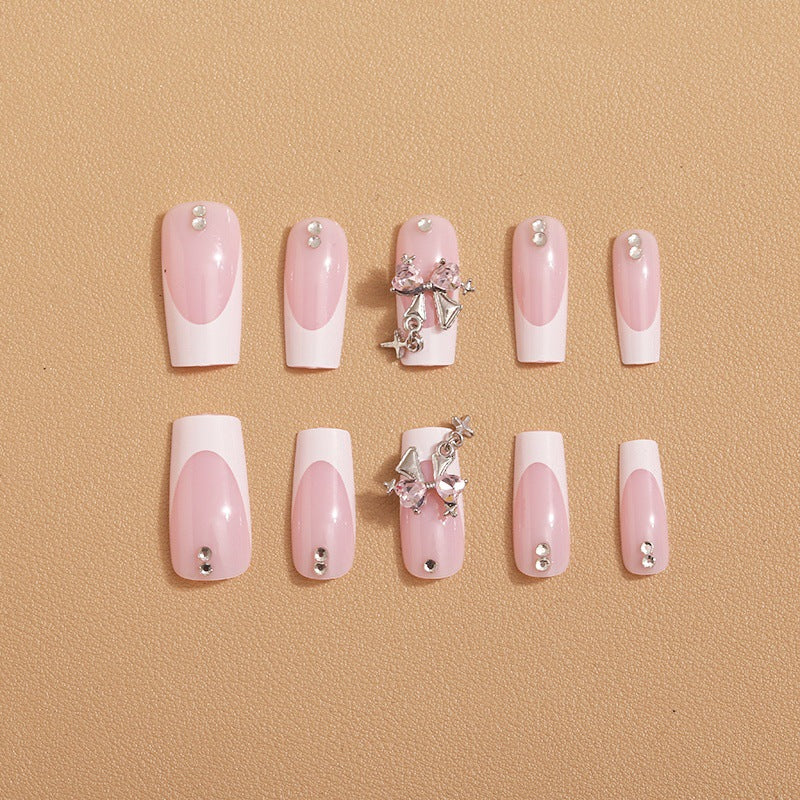 Kunstnagelset mit luxuriösen French-Spitzen und eleganten Verzierungen Brehn