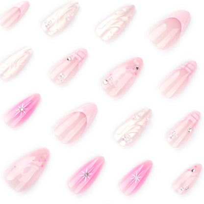 Kunstvolle Nagelverlängerungen mit Glitzer- und Muschelmotiven Brehn