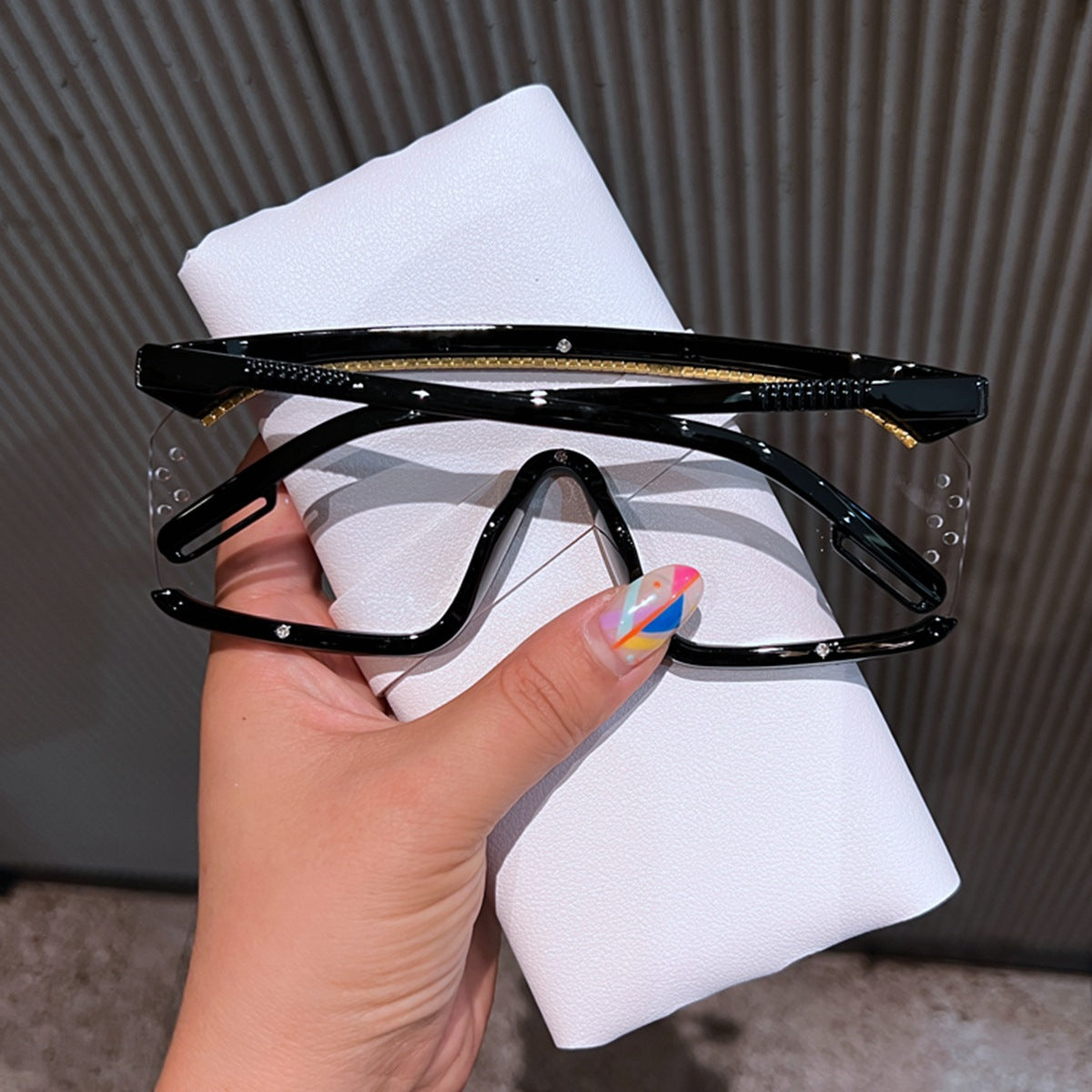 Damen Sonnenbrille mit funkelndem Strassrahmen und modernem Design Brehn