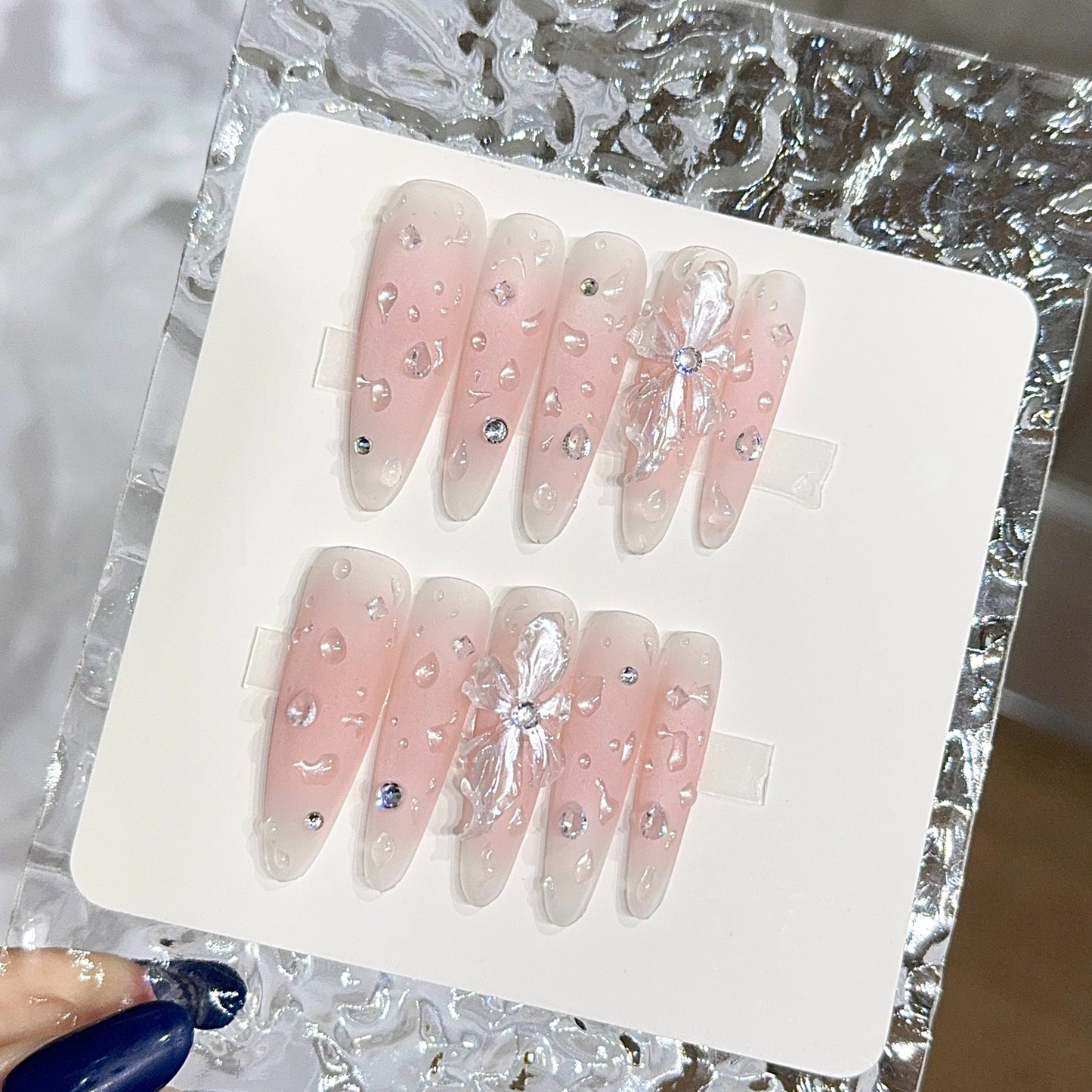 Glamouröse Kunstnägel mit Funkelnden Akzenten Brehn