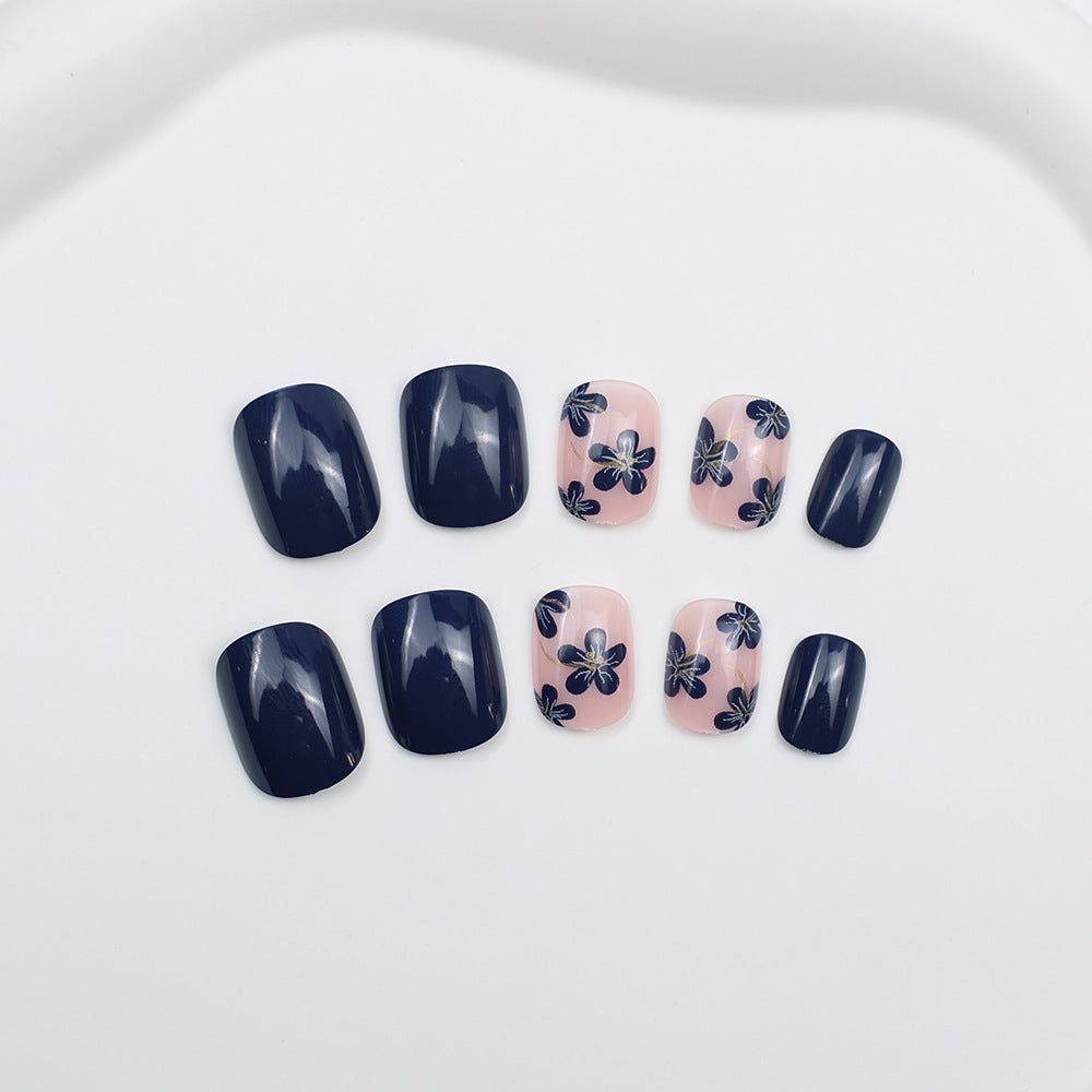 Kunstnägel mit Floralen Designs und Glänzenden Akzenten Brehn