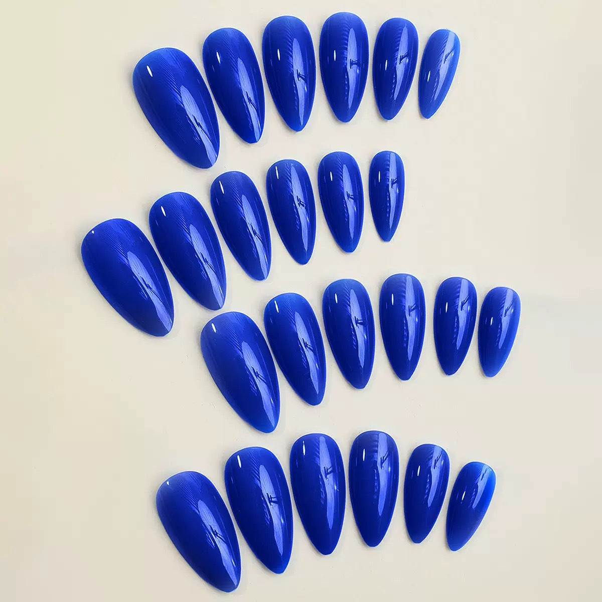 Kunstnagelspitzen im glamourösen Design Brehn