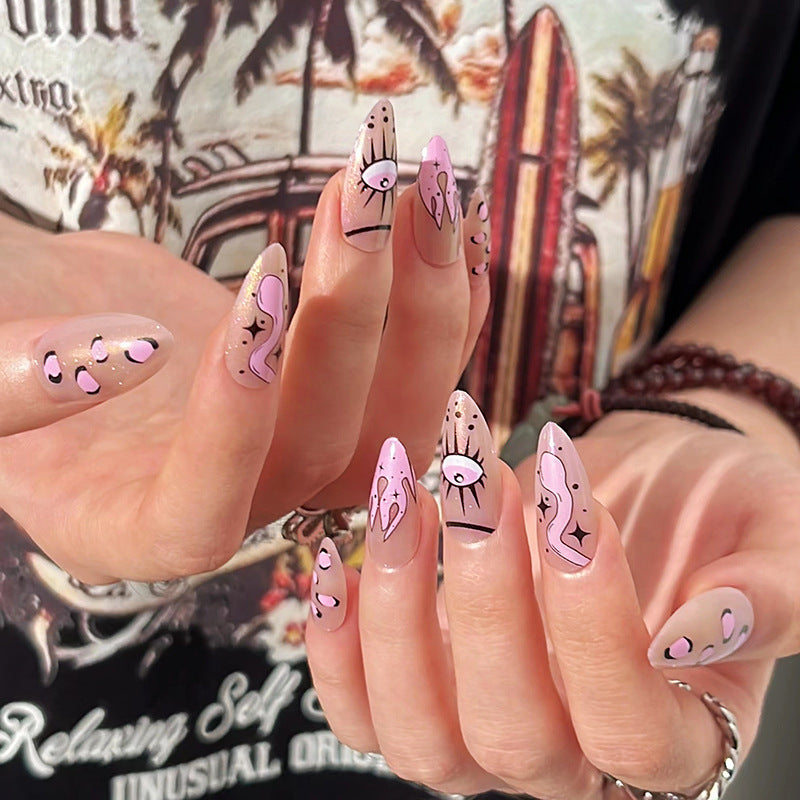 Kunstvolle Nagelverlängerungen im kreativen Design Brehn
