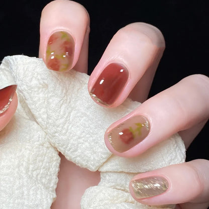 Kunstvolle Nagelkunst mit natürlichem Farbverlauf und Blütenakzenten Brehn