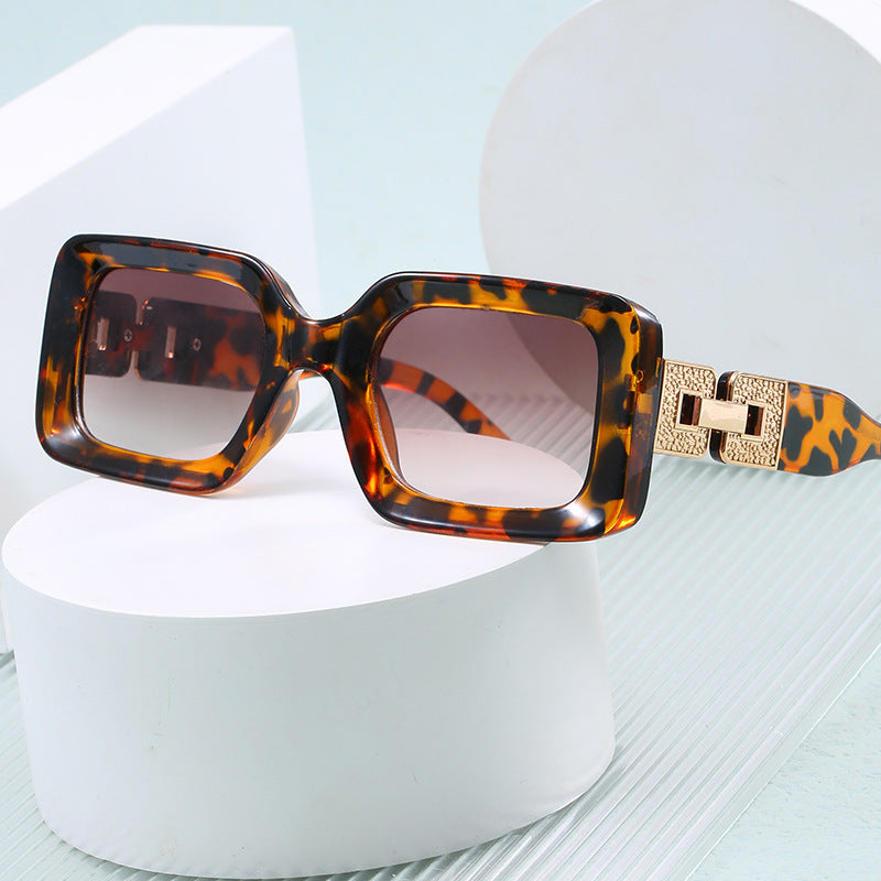 Damen Polygone Sonnenbrille mit glamourösem Verzierungsrahmen Brehn