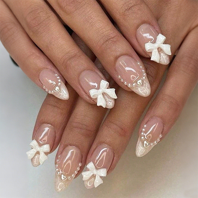 Dekoratives Press-On Nagelkunstset mit elegantem Bogen und Perlenakzenten Brehn