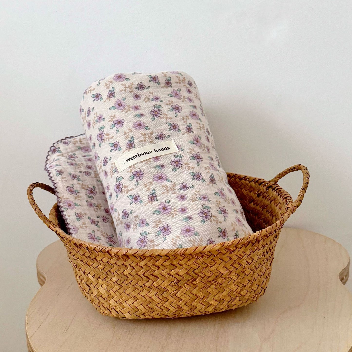 Unisex Musselin-Decke mit zartem Blumendesign und eleganten Rüschen Brehn